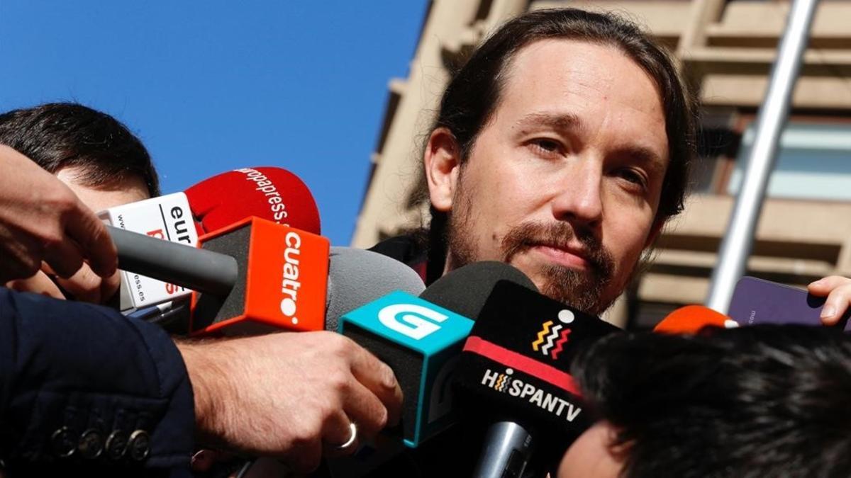 Pablo Iglesias comparece ante la prensa antes de conocer los resultados de las prmarias de Podemos.