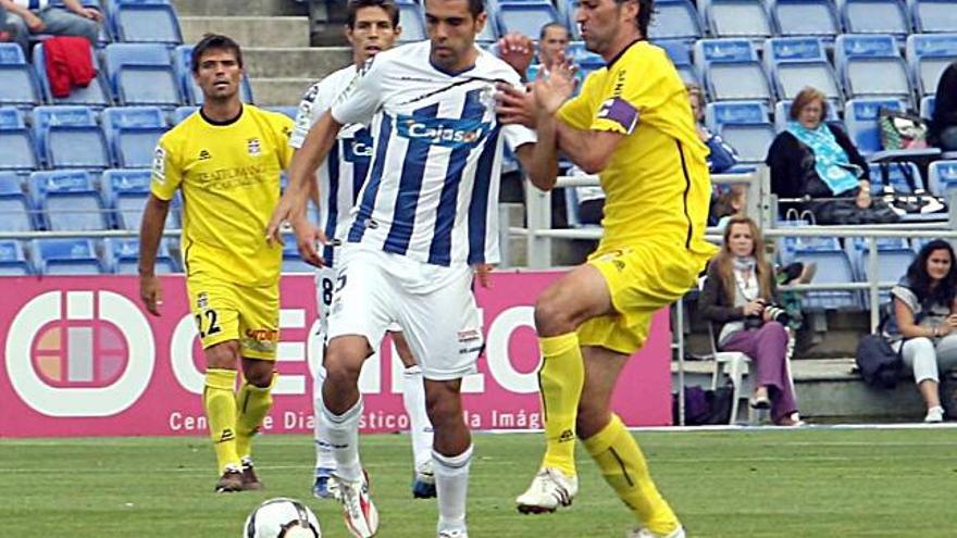 Iago Bouzón durante el encuentro que disputaron Recreativo y Cartagena.