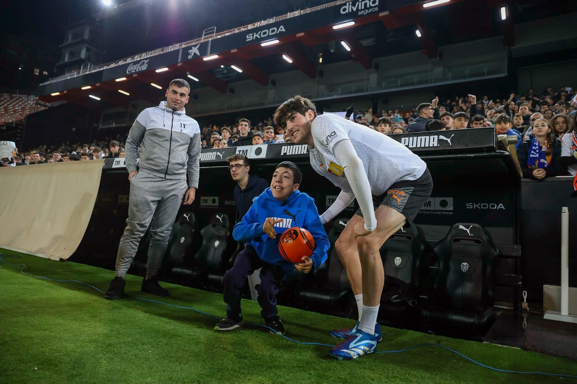 La afición se vuelca con el Valencia CF en el entrenamiento de Mestalla