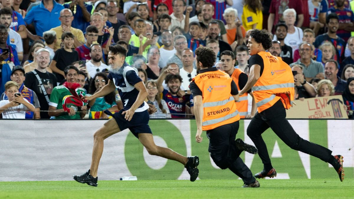 Unos aficionados saltaron al campo durante la previa del Barça-Manchester City