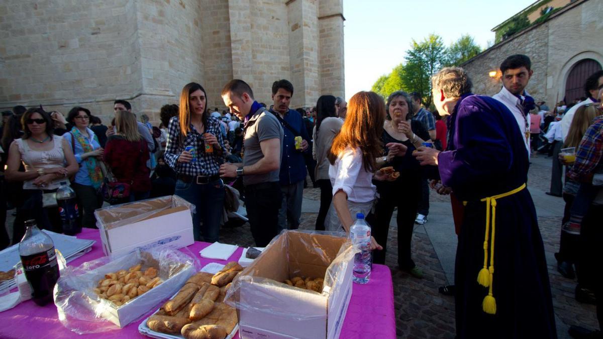 Una  merienda un Jueves Santo en las inmediaciones de la Catedral. | L.O.Z.