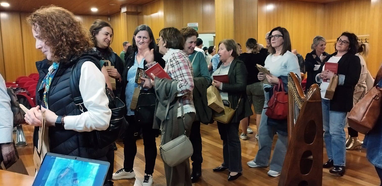 El acto de presentación de «As trobadoras silenciadas», segundo poemario de la viguesa Clara Pino, con ilustraciones de la valguesa Ángeles Garrido.