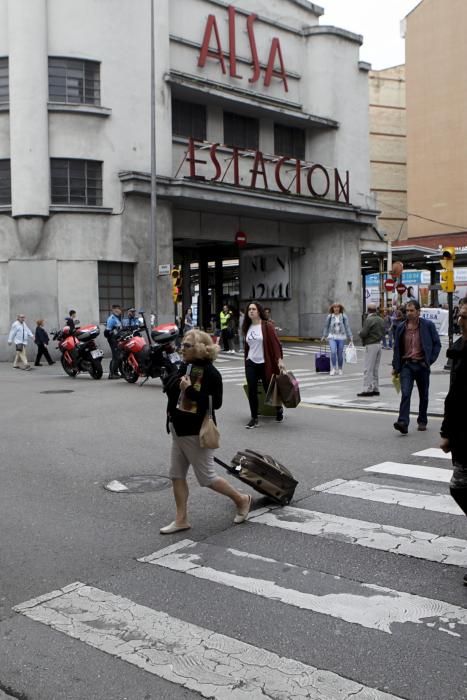 Manifestantes cortan la salida de autobuses de la estación de Gijón por el despido de cinco trabajadores.