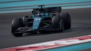 Fernando Alonso, con su Aston Martin, en los ensayos de Abu Dhabi