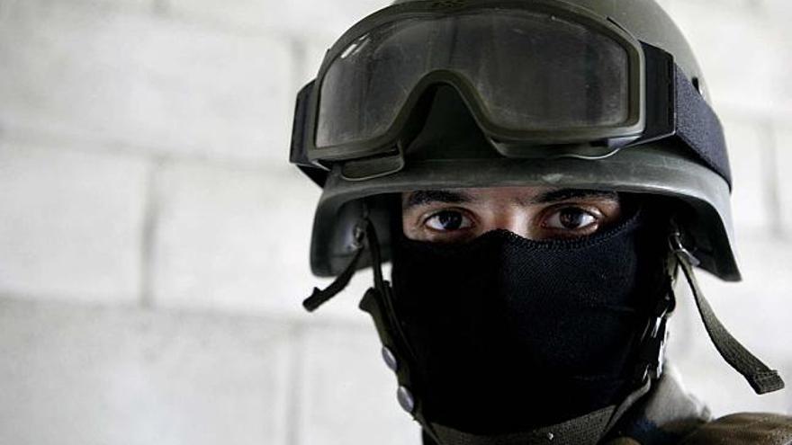 Un soldado durante los entrenamientos GOE en el cuartel de Rabasa.