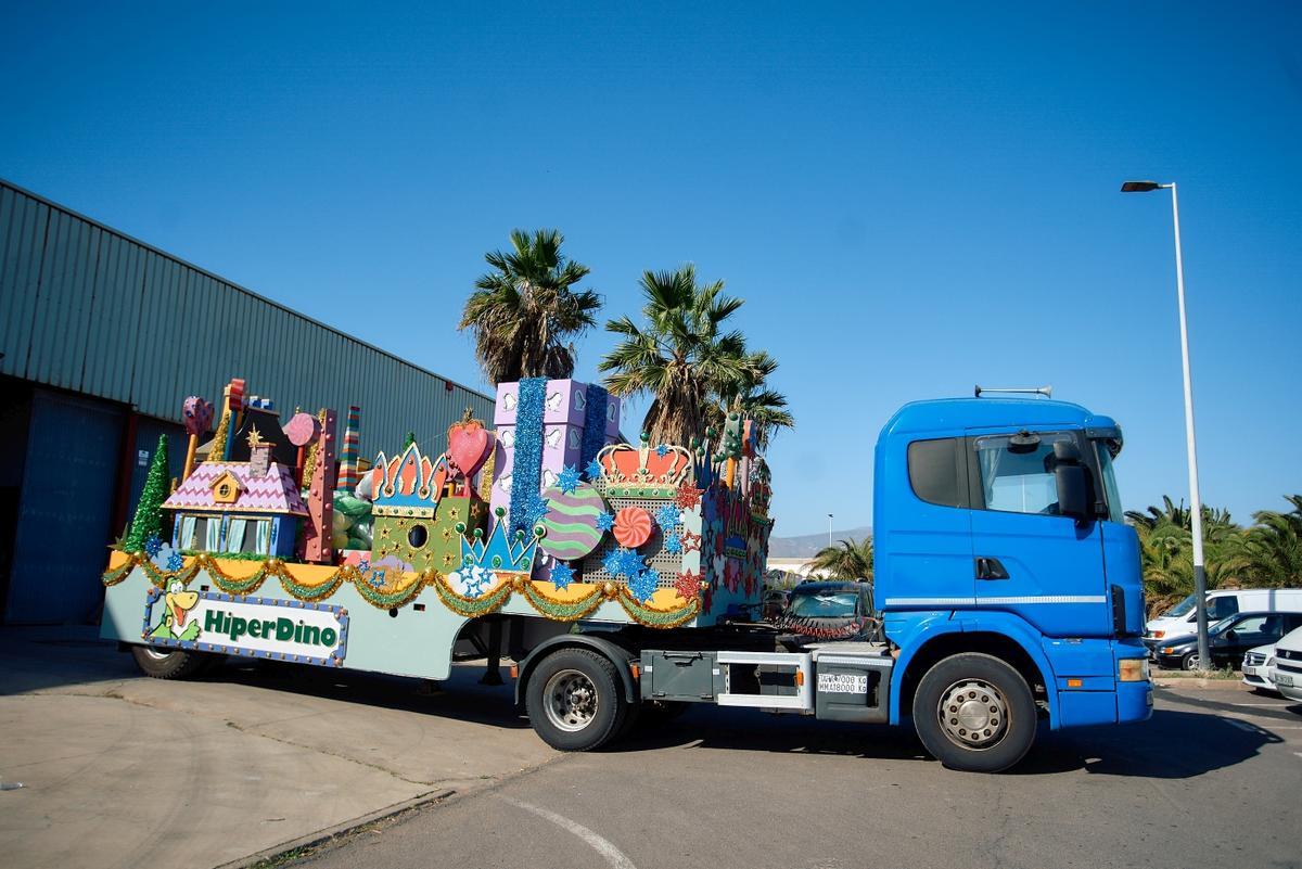 Carroza con la que desfilará HiperDino este domingo en la cabalgata de Reyes
