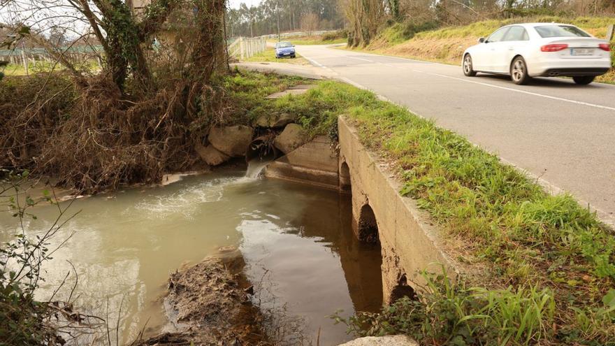 Vertido al río Umia en Cabanelas.