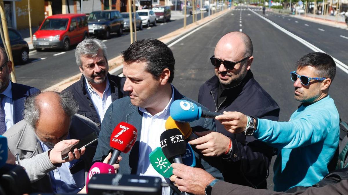 El alcalde de Córdoba, José María Bellido, atendiendo a los medios de comunicación este miércoles.