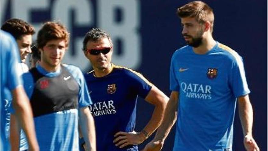 Gerard Piqué, en l&#039;entrenament d&#039;ahir, tornarà a ser titular a la Lliga després de quatre partits de sanció.