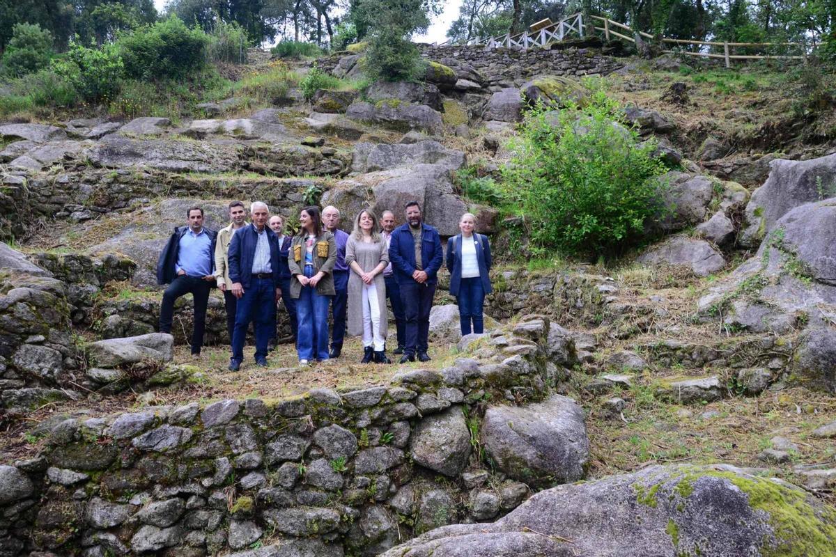 Autoridades y vecinos, en una de las estructuras sacadas a la luz por las excavaciones arqueológicas.