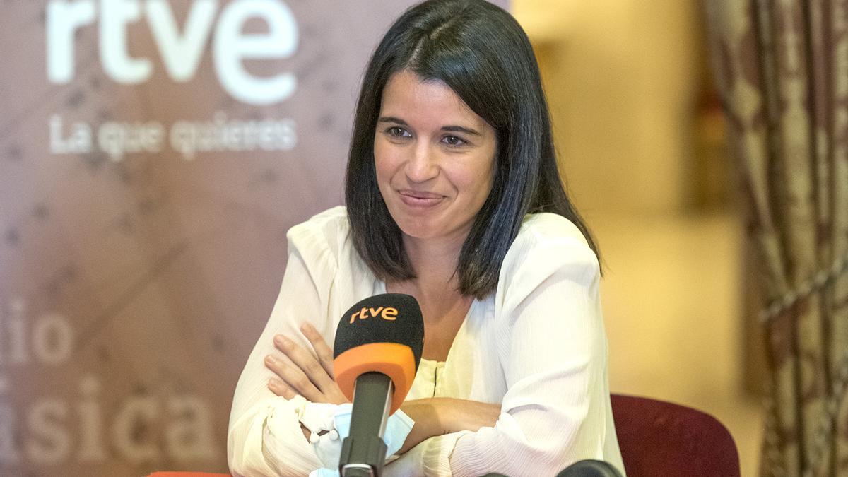 Clara Sánchez, al micrófono.