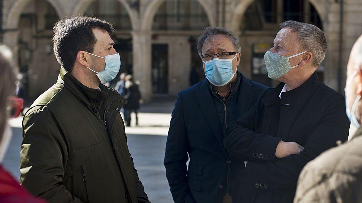 Desde la izquierda, Gonzalo Caballero, Juan Carlos Francisco Rivera y Villarino, en Ourense. |   // B. LORENZO