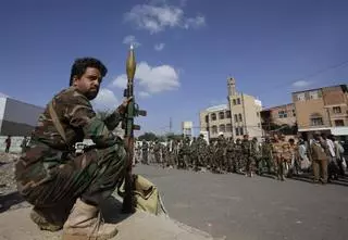 Los rebeldes hutíes de Yemen toman el control de una isla y un puerto estratégicos para la seguridad en el Mar Rojo