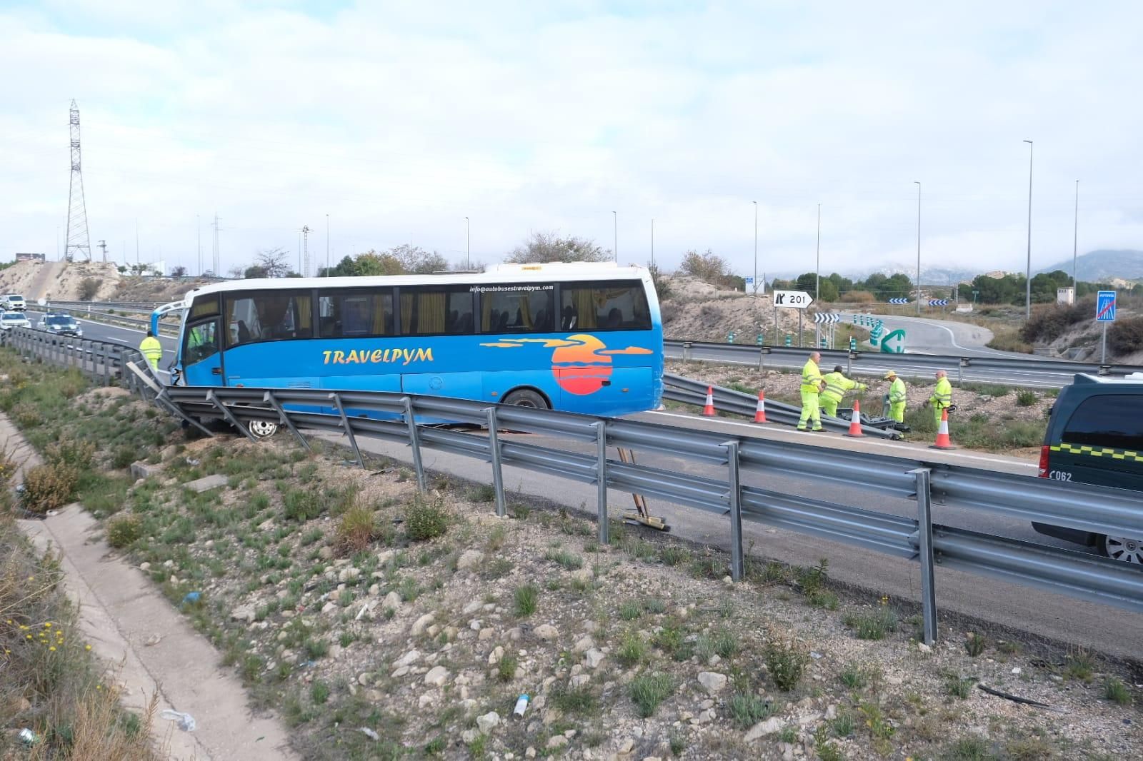 Un autobús invade el sentido contrario en la A31 a la altura del polígono Les Pedreres de Petrer
