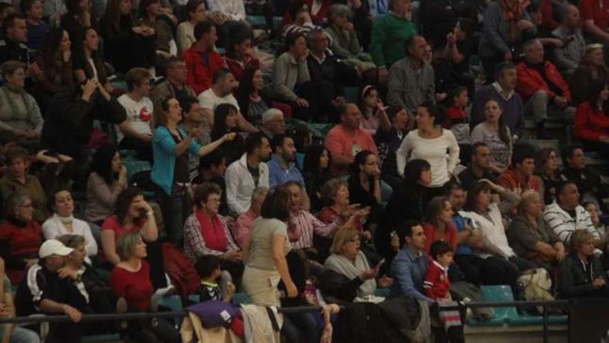 Aficionados en el pabellón de O Gatañal, durante el encuentro ante el Valladolid. // Santos Álvarez