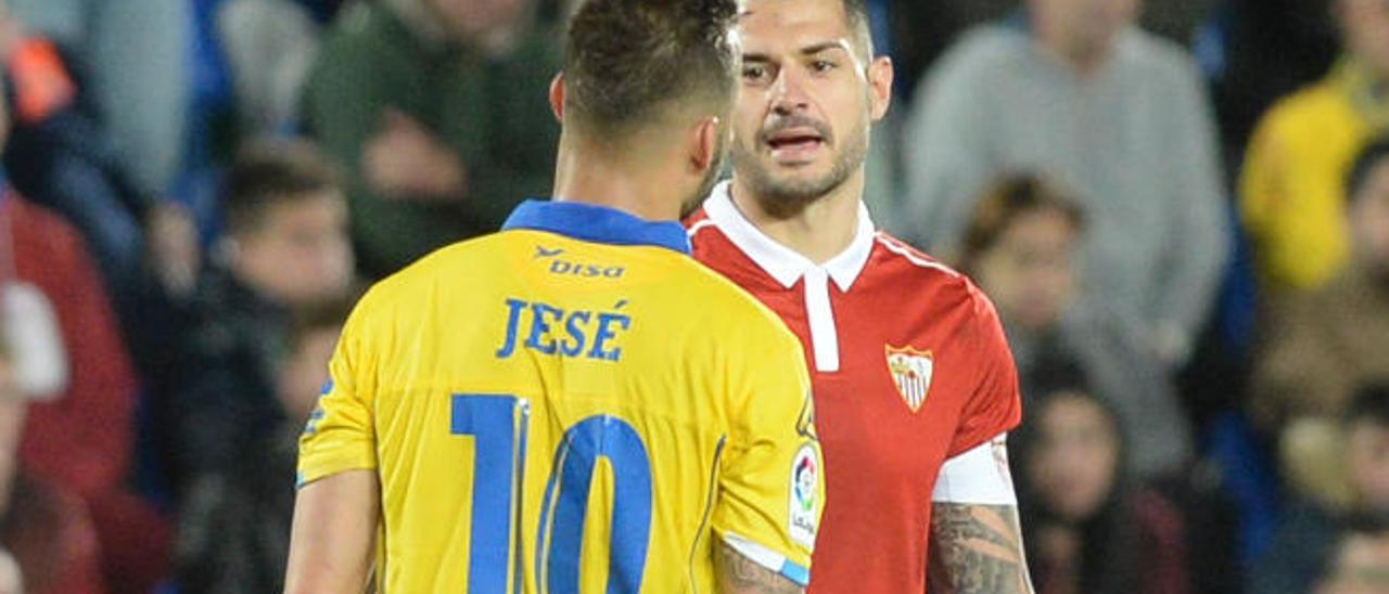 Jesé y Vitolo se miran durante el UD-Sevilla de esta temporada.