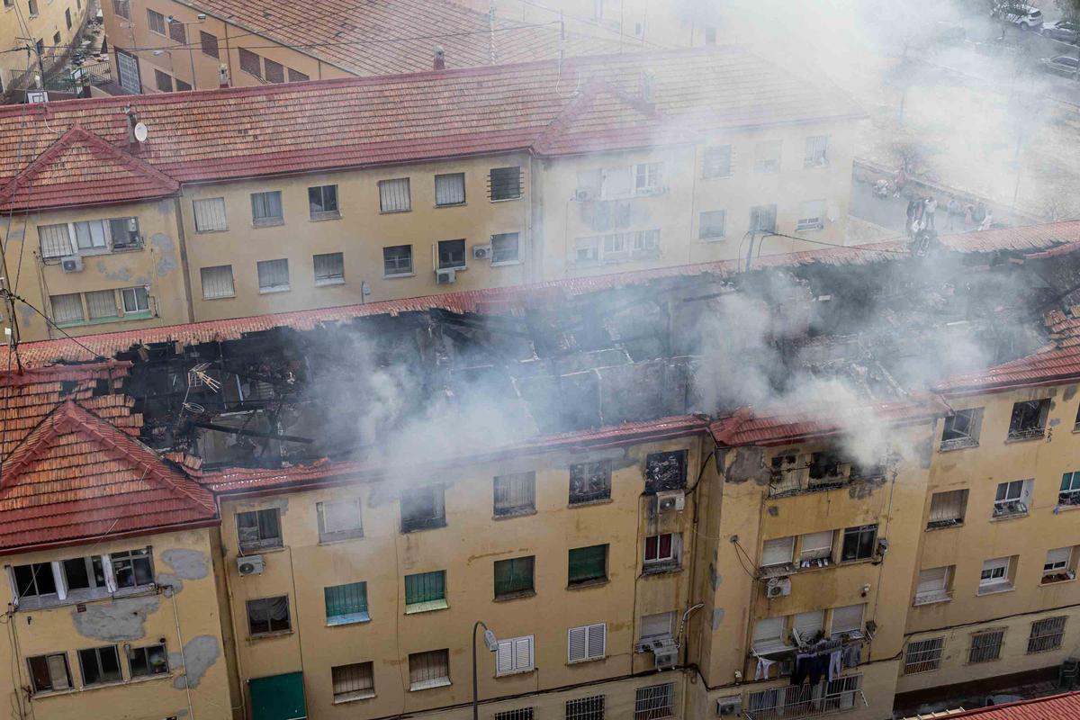 Un incendio en el barrio Miguel Hernández de Alicante deja tres vecinos y seis policías atendidos por inhalación de humo