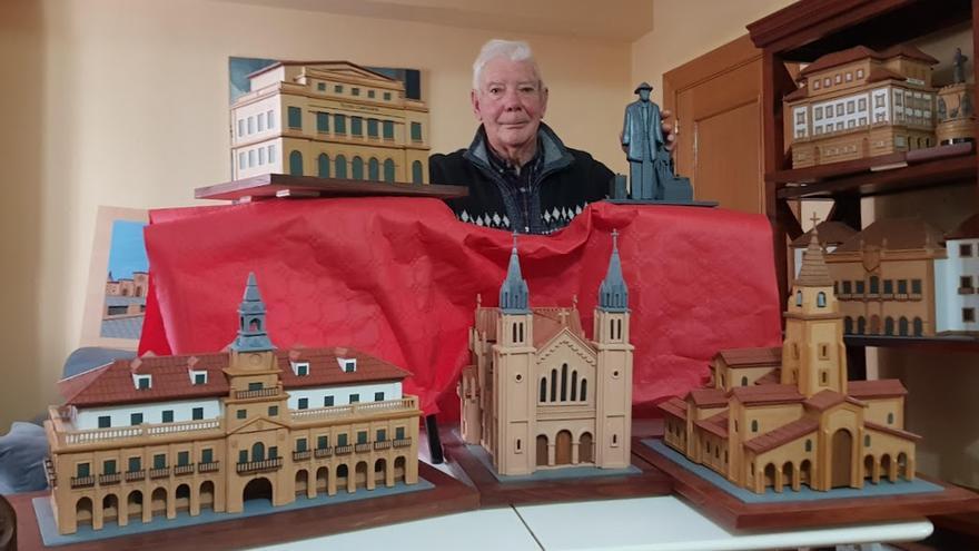 Roberto Fernández, con sus últimas maquetes en madera.