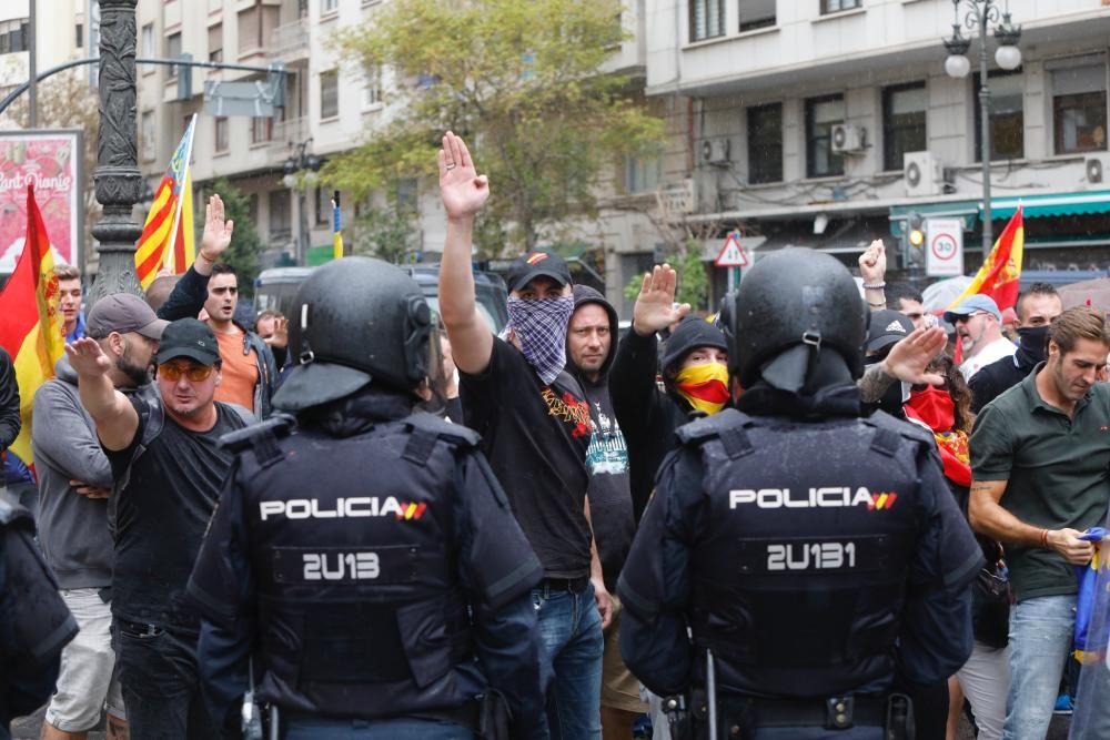 9 d'Octubre: Tensión en las manifestaciones en el centro de València