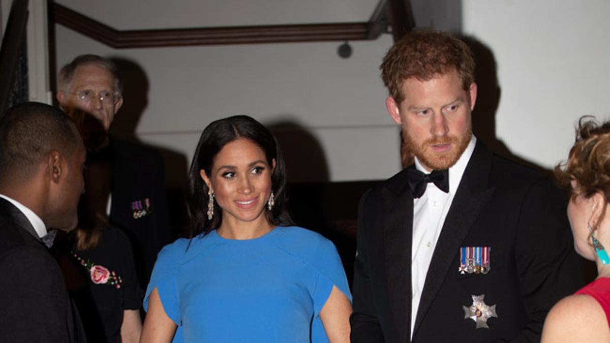 El look de Meghan Markle con vestido capa en azul de la firma Safiyaa