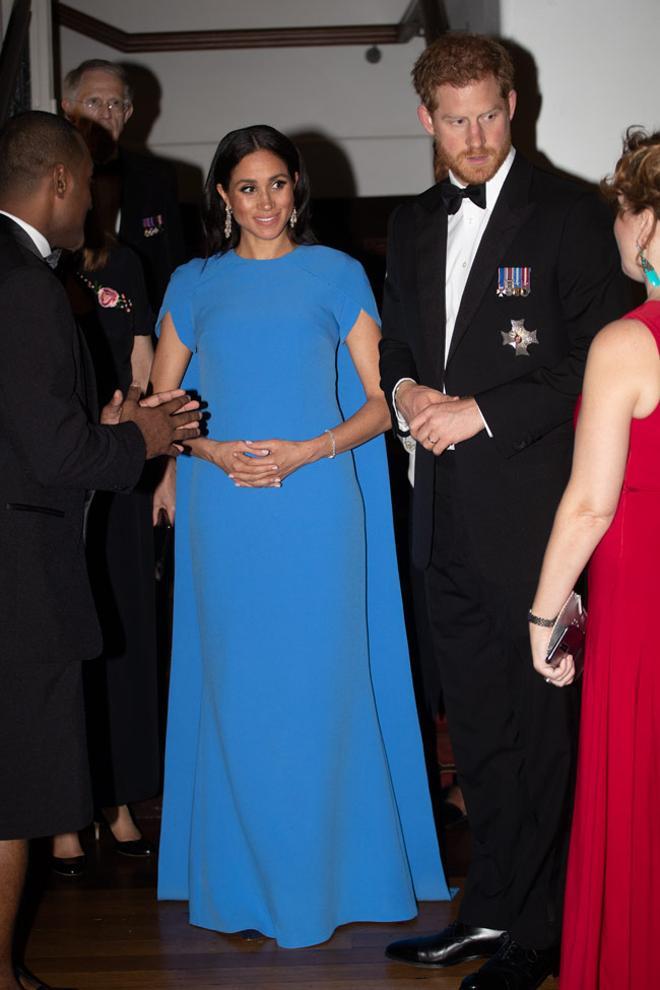 El look de Meghan Markle con vestido capa en azul de la firma Safiyaa