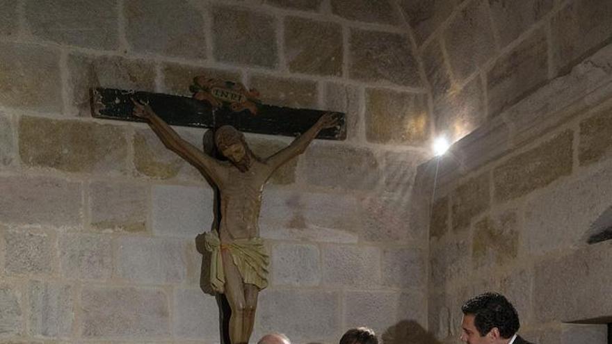Enrique Saiz, Alberto Castro y Rosa Valdeón visitan la iglesia de Santa María la Nueva, ya restaurada