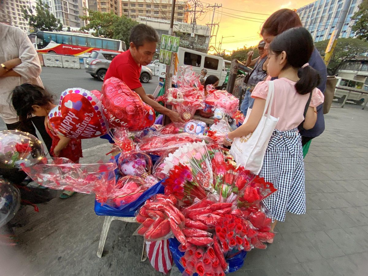 El mundo se prepara para celebrar San Valentín