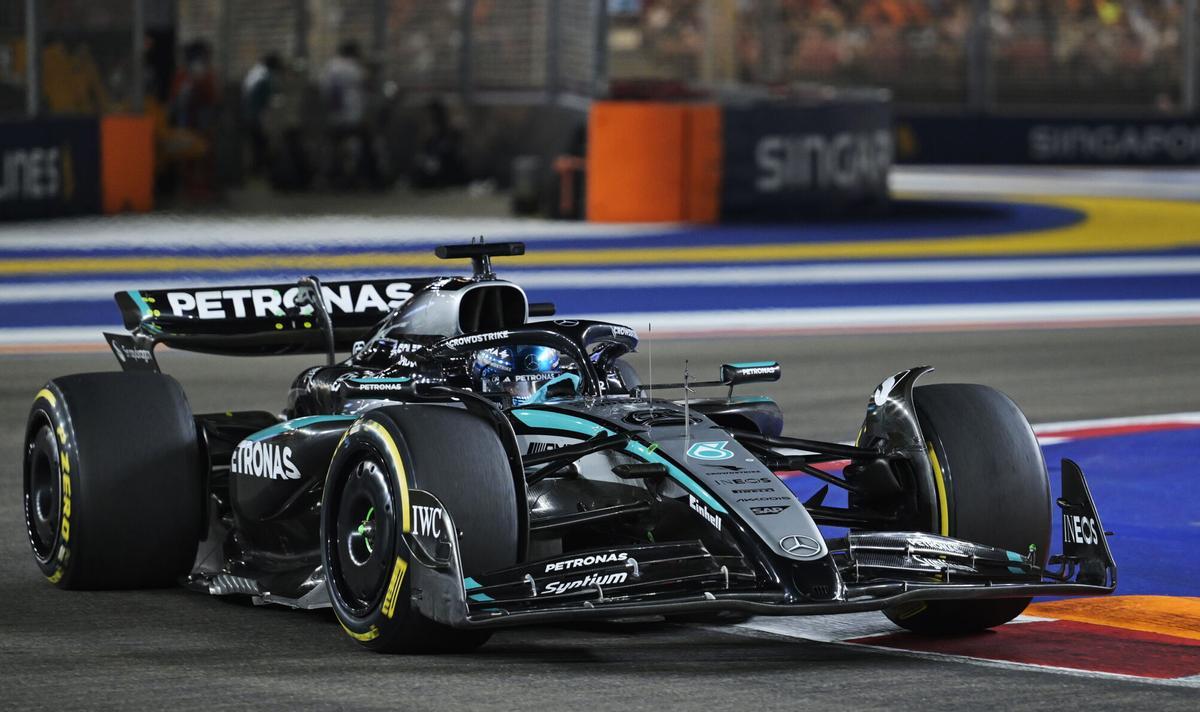 SINGAPORE (Singapore), 05/10/2025.- Mercedes driver George Russell of Britain in action during the 2025 Formula 1 Singapore Grand Prix at the Marina Bay Street Circuit in Singapore, 05 October 2025. (Fórmula Uno, Reino Unido, Singapur) EFE/EPA/TOM WHITE