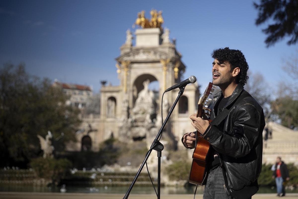 En la foto, Juan Jesse, cantautor sin licencia municipal, actuando en el Parc de la Ciutadella Fotografía de Ferran Nadeu