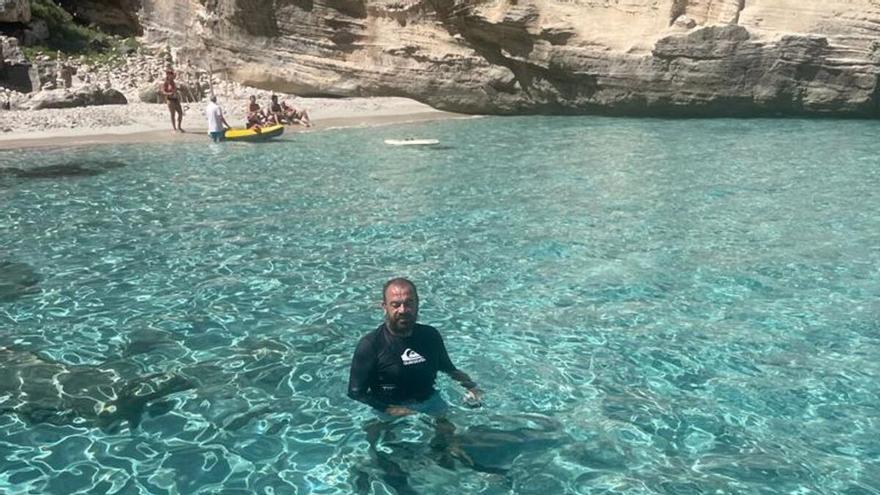 El multimillonario Gabriel Escarrer se relaja en aguas de Formentera