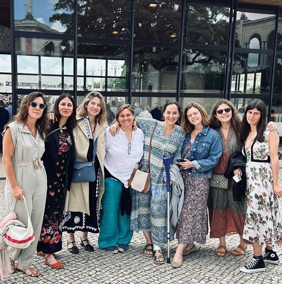 Tamara Falcó junto a sus amigas y su hermana en su despedida de soltera.