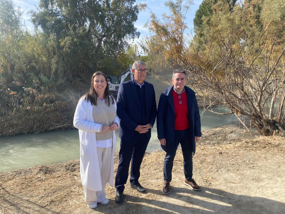 Mario Urrea, junto con la alcaldesa de Ceutí, Sonia Almela, y el de Lorquí, Joaquín Hernández, este lunes en la mota del Segura.