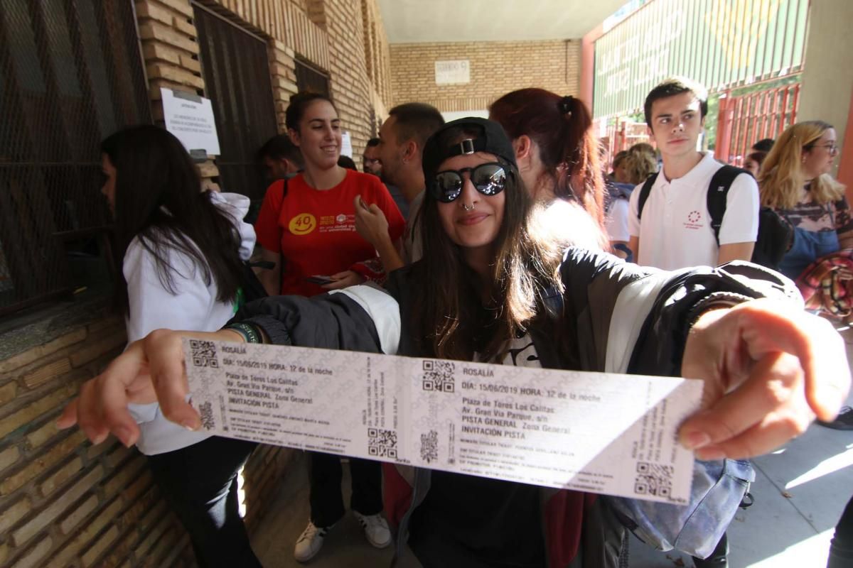 Largas colas para retirar las invitaciones del concierto de Rosalía