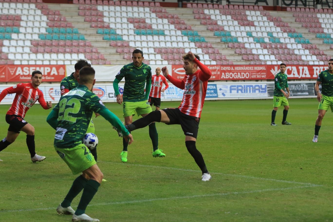 El Zamora CF empata con diez jugadores frente al Guijuelo (2-2)