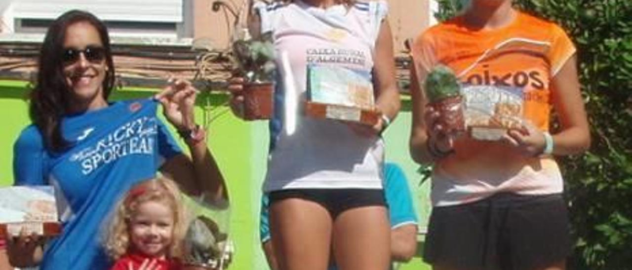 Micó reina en la media maratón de Alzira