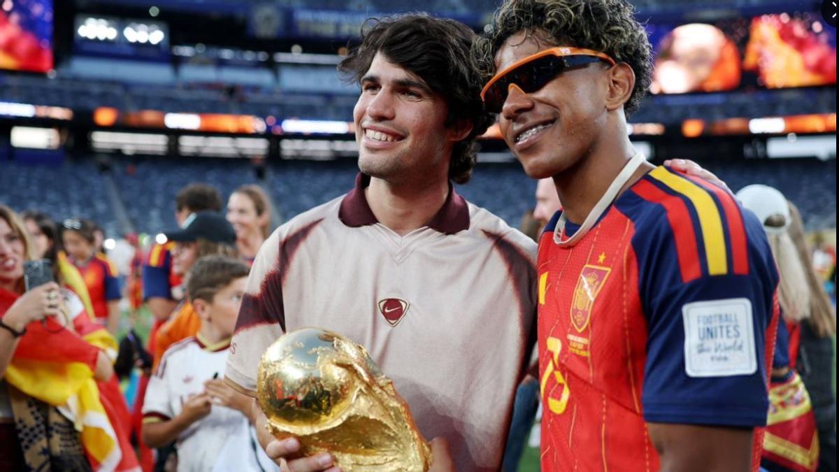 Carlos Alcaraz junto a Lamine Yamal y el trofeo de Campeones del Mundo