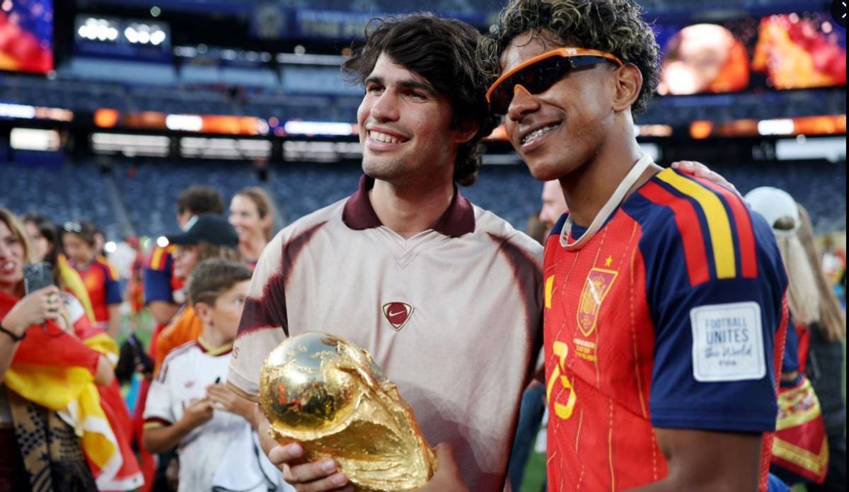 Carlos Alcaraz junto a Lamine Yamal y el trofeo de Campeones del Mundo