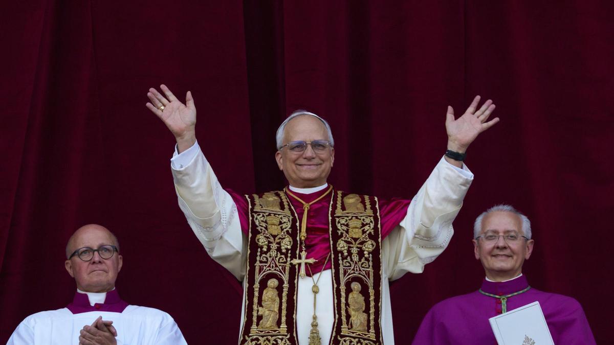 El papa León XIV, con su cruz en el pecho.