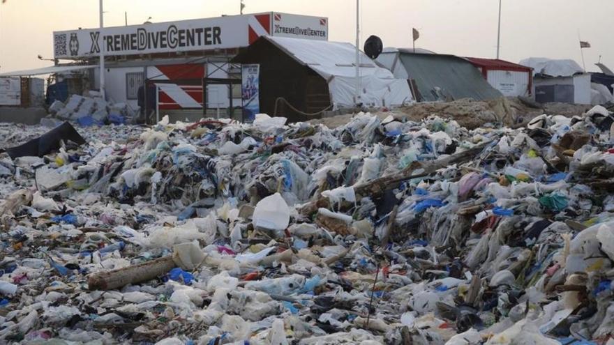 Un temporal llena las playas de El Líbano de toneladas de basura