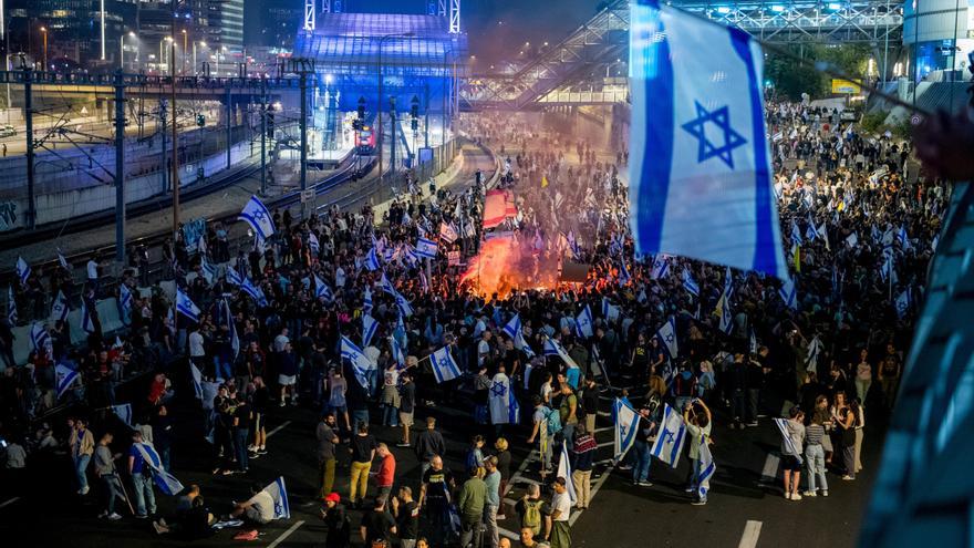 Masivas protestas contra Netanyahu por el cese del ministro de Defensa de Israel