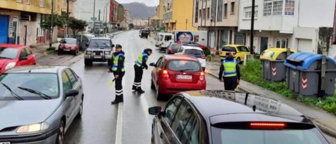 Control de alcoholemia de la Policía Local de Cangas en la Avenida de Ourense. |   // FDV