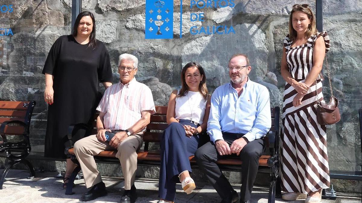Marta Villaverde, sendada con Eduardo Parga, á súa esquerda, nun dos bancos da nova marquesiña.