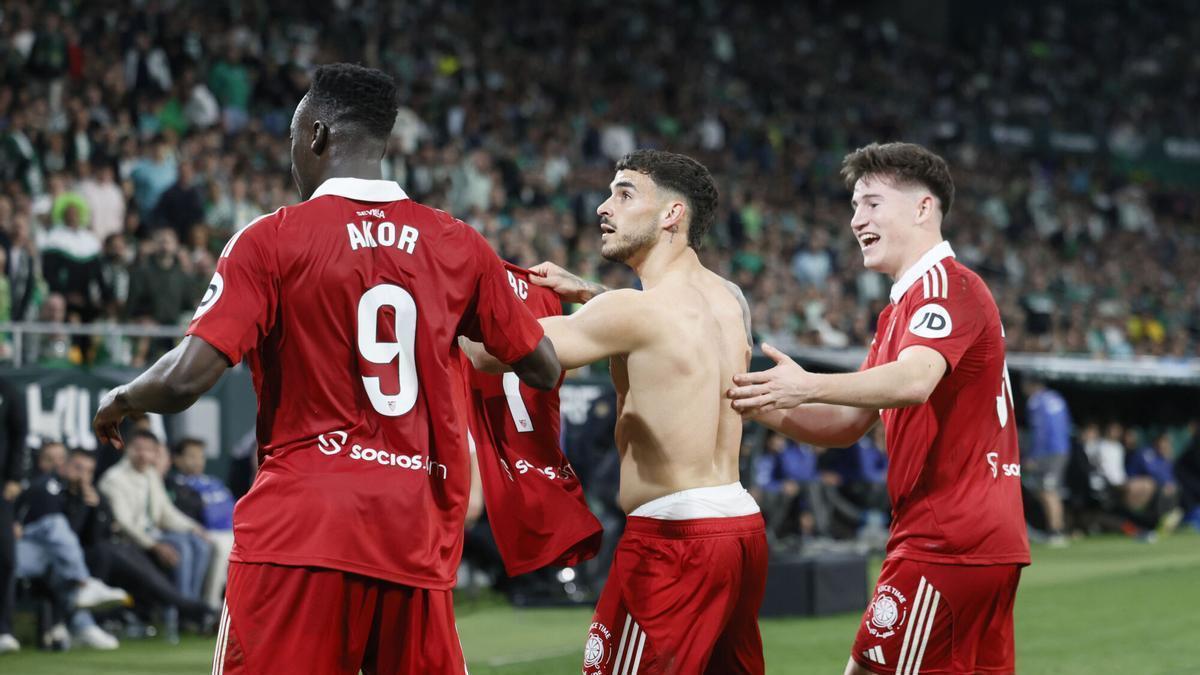 Isaac Romero celebra tras marcar el 2-2, durante el partido de LaLiga que Real Betis Balompié y Sevilla FC disputan este domingo en el estadio de La Cartuja