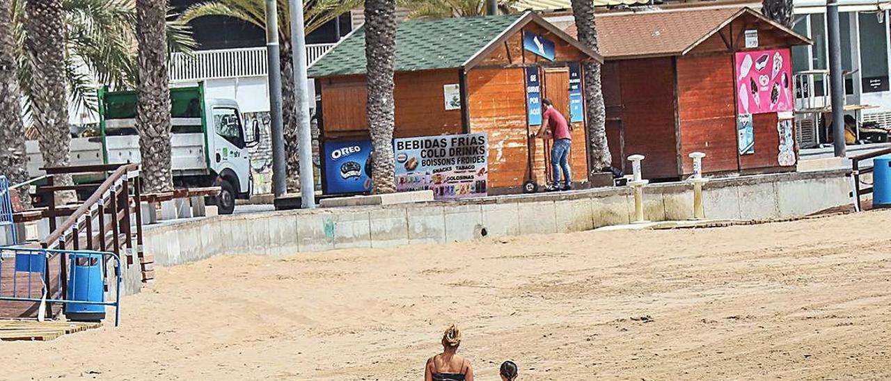 La playa del Cura de Torrevieja, que reabrirá al baño esta semana.