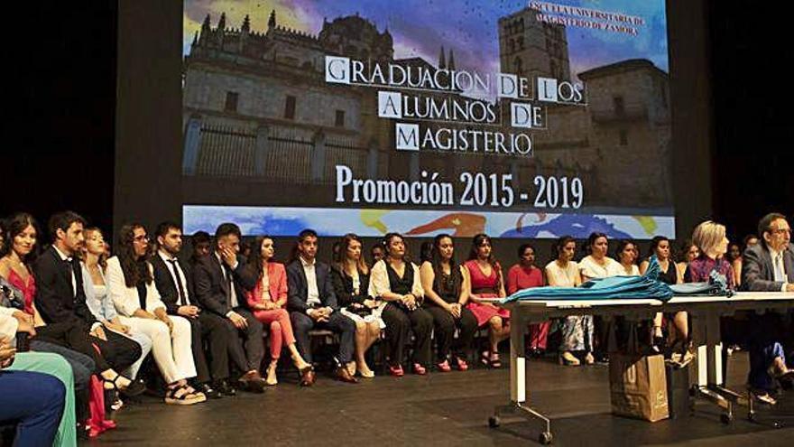 1. Los egresados de Magisterio, durante su graduación en el Ramos Carrión. 2. Alumnos del Río Duero, durante el acto. 3. Los estudiantes del Poeta Claudio Rodríguez, bajando las escaleras. 4. Dos alumnos del Maestro Haedo ejercieron de presentadores. 5. Una profesora felicita a una estudiante del María de Molina. 6. Foto de familia de los alumnos del La Vaguada. 7. Los estudiantes del IES Universidad Laboral tuvieron la ceremonia en su salón de actos. 8. Acto de graduación de los alumnos del grado de Relaciones Laborales y Recursos Humanos.  José Luis Fernández, Emilio Fraile, Laura Poveda y Nico Rodríguez.