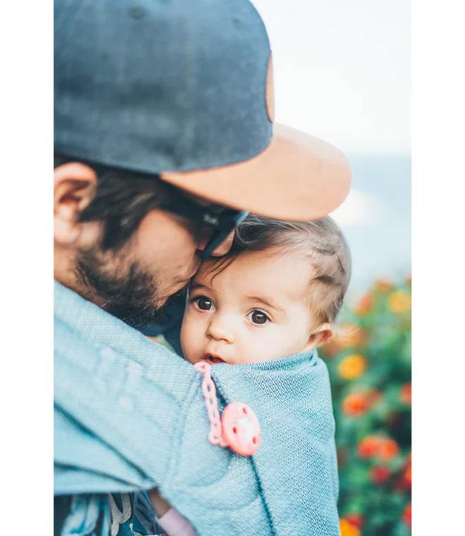 Padre besando a su hijo