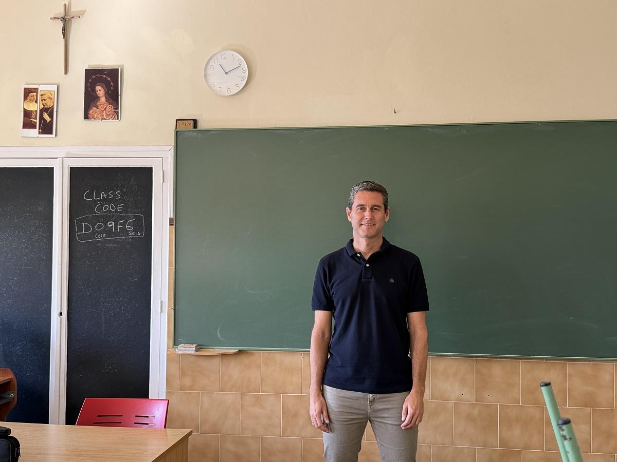 El docente de Málaga Javier Gómez Jiménez, @javimagomez en redes sociales, en su clase del colegio Sagrado Corazón Esclavas de Málaga.