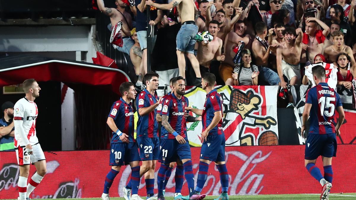 Los jugadores del Levante celebran el primer gol de Melero