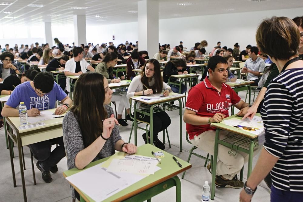 Alumnos se examinan de la PAU en Gijón