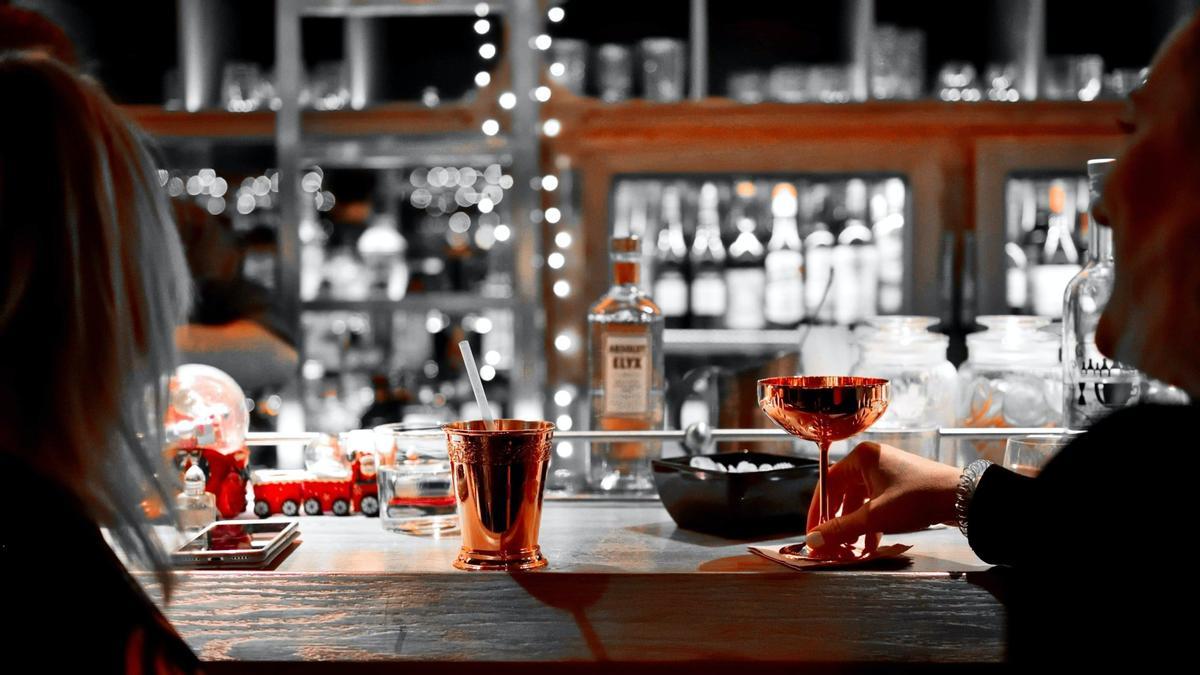 Una pareja en la barra de un bar, en una imagen de archivo